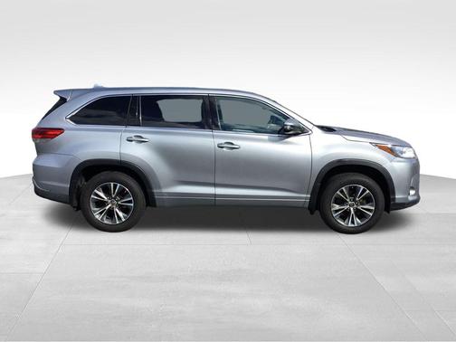 Celestial Silver Metallic 2018 Toyota Highlander LE Plus