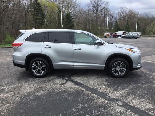 Celestial Silver Metallic 2018 Toyota Highlander LE Plus
