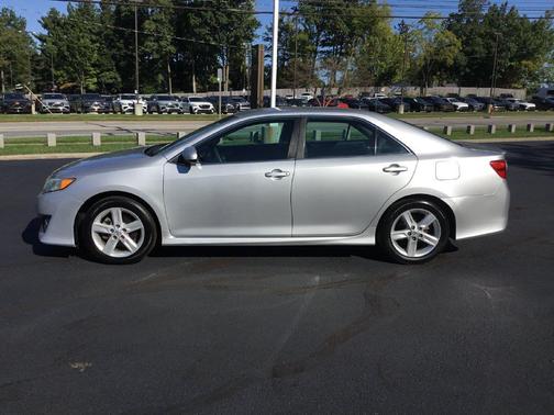 Classic Silver Metallic 2014 Toyota Camry SE