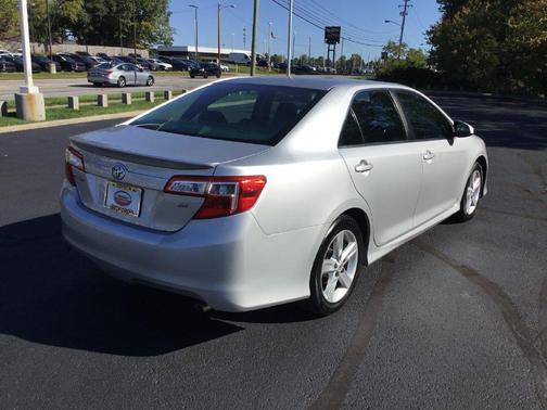 Classic Silver Metallic 2014 Toyota Camry SE