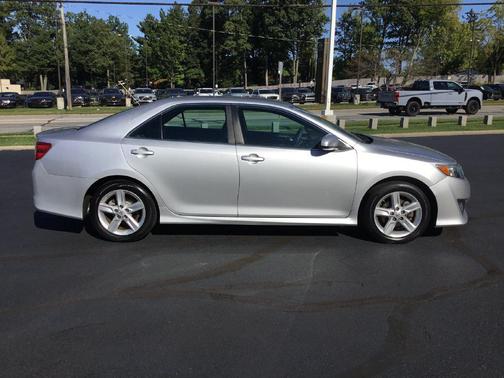 Classic Silver Metallic 2014 Toyota Camry SE