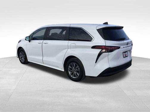 2022 Toyota Sienna LE
