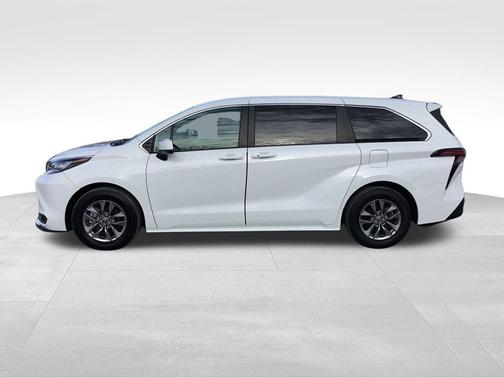 2022 Toyota Sienna LE