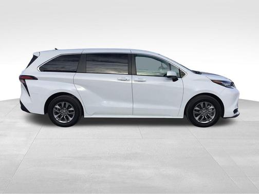 2022 Toyota Sienna LE