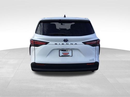 2022 Toyota Sienna LE