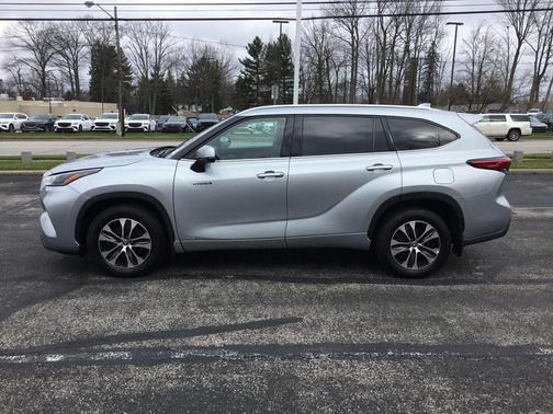 Celestial Silver Metallic 2021 Toyota Highlander Hybrid XLE