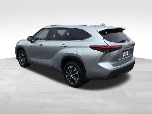 Celestial Silver Metallic 2021 Toyota Highlander Hybrid XLE