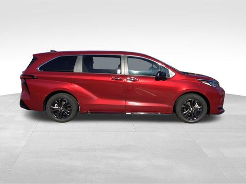 2024 Toyota Sienna XSE 7 Passenger