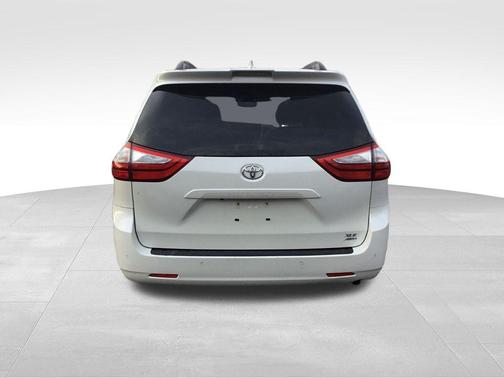 2018 Toyota Sienna XLE