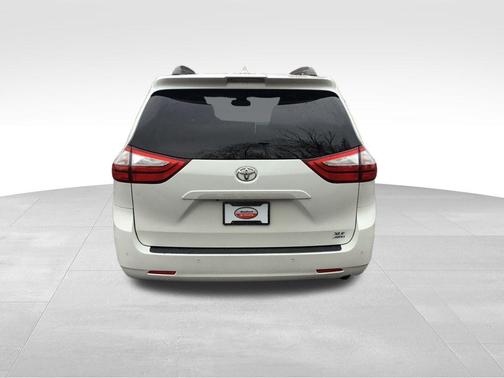 2018 Toyota Sienna XLE