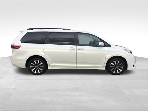 2018 Toyota Sienna XLE