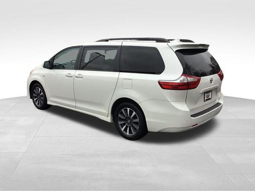 2018 Toyota Sienna XLE