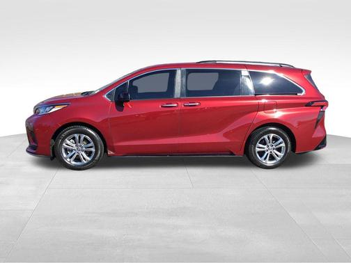 2022 Toyota Sienna XSE 7 Passenger