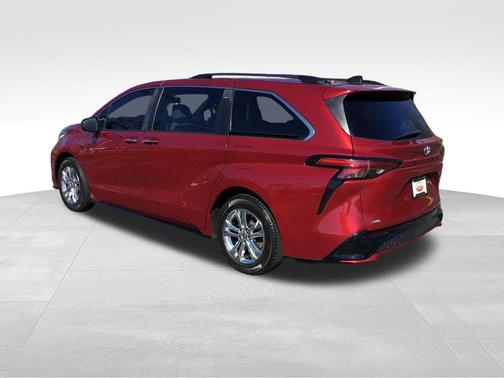 2022 Toyota Sienna XSE 7 Passenger
