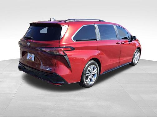 2022 Toyota Sienna XSE 7 Passenger
