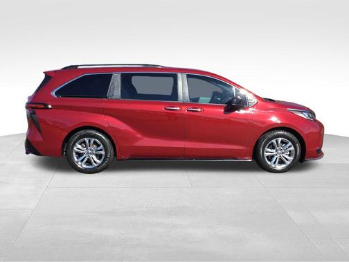 2022 Toyota Sienna XSE 7 Passenger