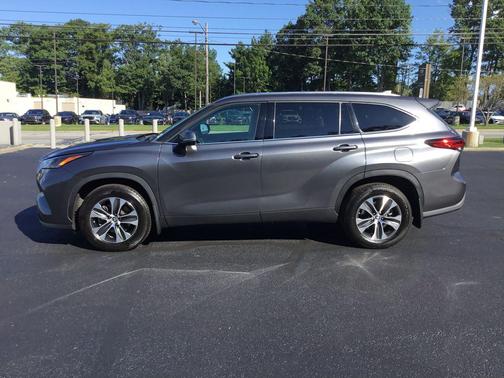 Magnetic Gray Metallic 2021 Toyota Highlander XLE