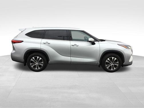 Celestial Silver Metallic 2021 Toyota Highlander XLE