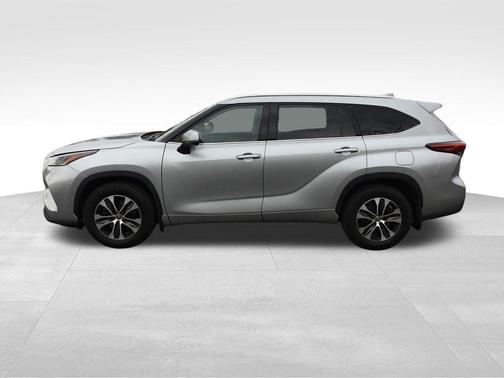 Celestial Silver Metallic 2021 Toyota Highlander XLE