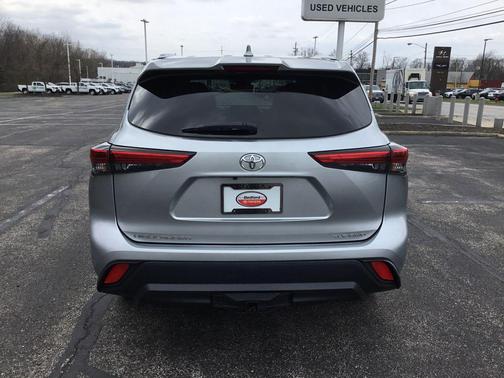 Celestial Silver Metallic 2021 Toyota Highlander XLE