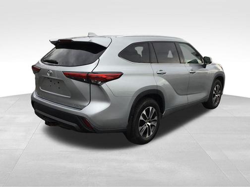 Celestial Silver Metallic 2021 Toyota Highlander XLE