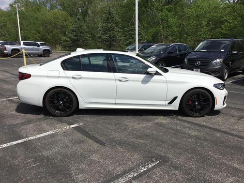 Alpine White 2022 BMW 530 i xDrive