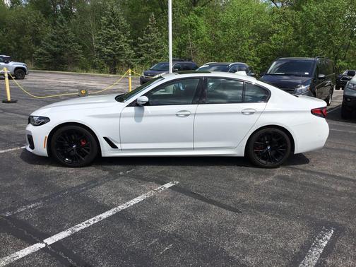 Alpine White 2022 BMW 530 i xDrive