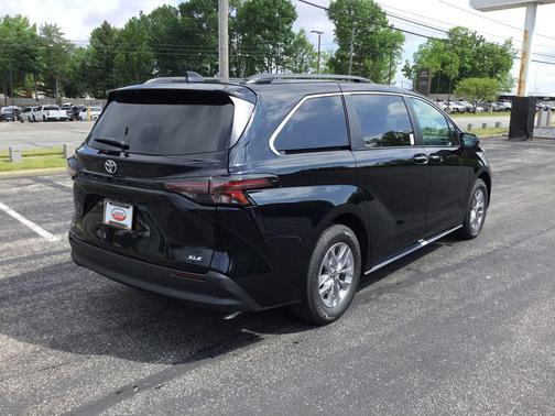 Midnight Black Metallic 2026 Toyota Sienna XLE
