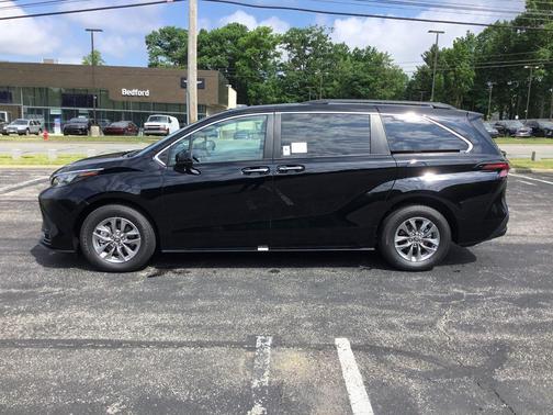 Midnight Black Metallic 2026 Toyota Sienna XLE