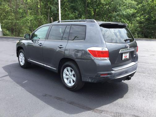 Magnetic Gray Metallic 2013 Toyota Highlander SE
