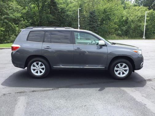 Magnetic Gray Metallic 2013 Toyota Highlander SE