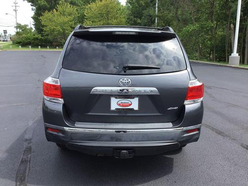 Magnetic Gray Metallic 2013 Toyota Highlander SE