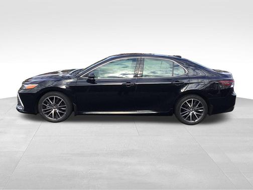 2022 Toyota Camry Hybrid XLE