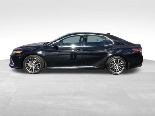 2022 Toyota Camry Hybrid XLE