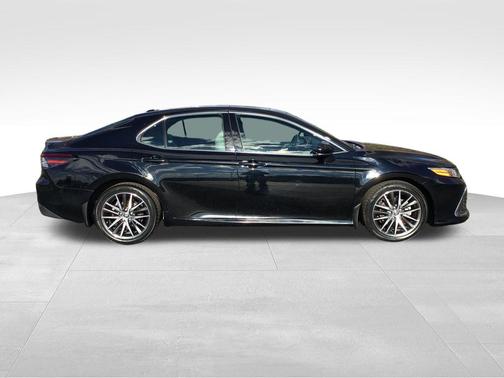 2022 Toyota Camry Hybrid XLE