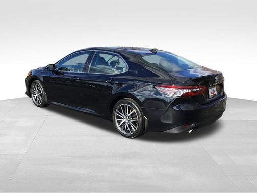 2022 Toyota Camry Hybrid XLE