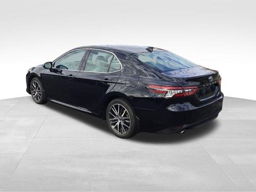 2022 Toyota Camry Hybrid XLE