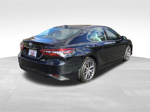2022 Toyota Camry Hybrid XLE