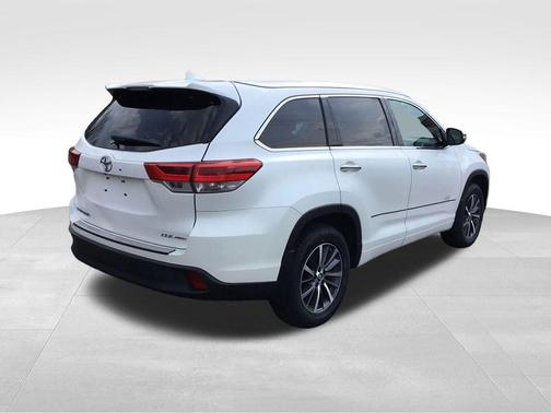 Blizzard Pearl 2017 Toyota Highlander XLE