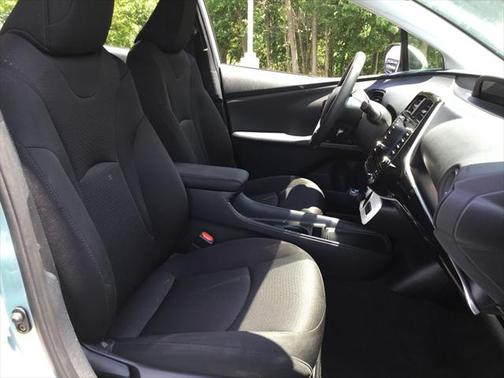 2022 Toyota Prius LE