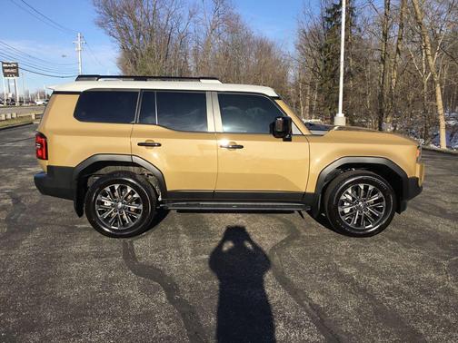 Trail Dust/Gray Scape Roof 2026 Toyota Land Cruiser Base
