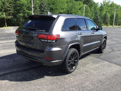 Granite Crystal Metallic Clearcoat 2019 Jeep Grand Cherokee Altitude