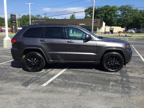 Granite Crystal Metallic Clearcoat 2019 Jeep Grand Cherokee Altitude