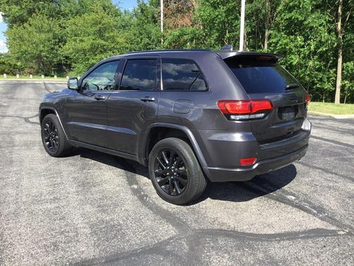 Granite Crystal Metallic Clearcoat 2019 Jeep Grand Cherokee Altitude