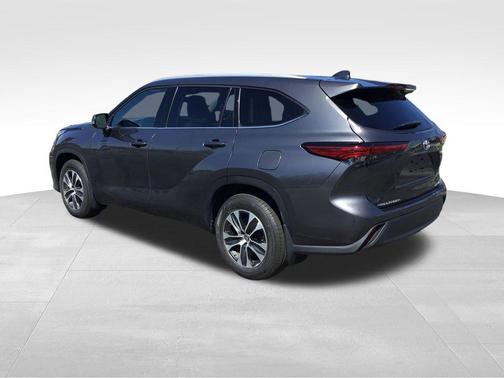 Magnetic Gray Metallic 2022 Toyota Highlander XLE