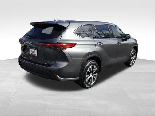 Magnetic Gray Metallic 2022 Toyota Highlander XLE
