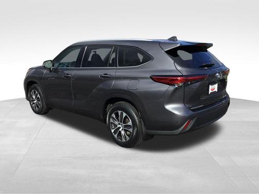 Magnetic Gray Metallic 2022 Toyota Highlander XLE