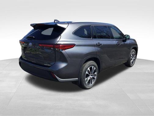 Magnetic Gray Metallic 2022 Toyota Highlander XLE