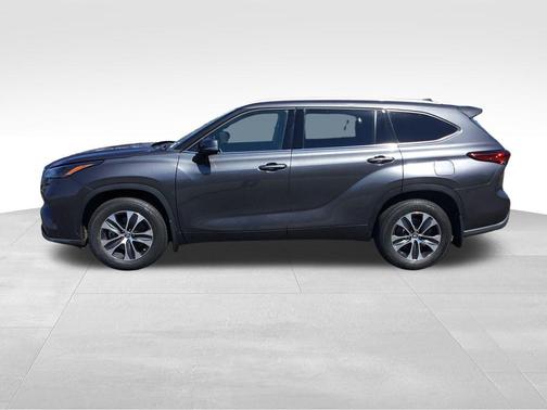 Magnetic Gray Metallic 2022 Toyota Highlander XLE