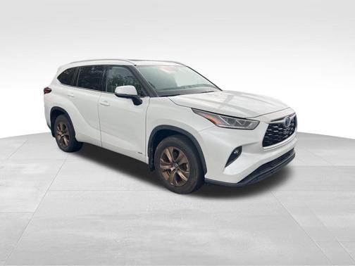 2022 Toyota Highlander Hybrid XLE